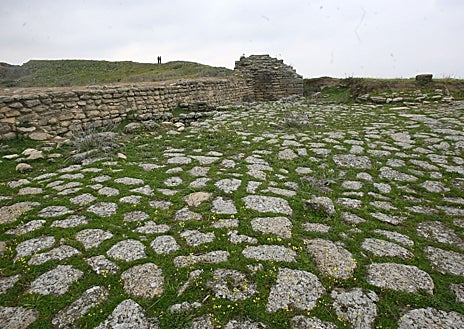 Imagem Secundária 1. Acima: Padaria descoberta entre 2019 e 2020. Abaixo: Este local em 2006 e a capital do templo em 2001, quando o local era mal conservado.