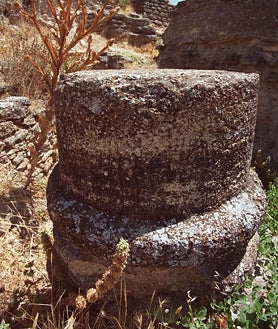 Imagem Secundária 2. Acima: Padaria descoberta entre 2019 e 2020. Abaixo: Este local em 2006 e a capital do templo em 2001, quando o local era mal conservado.