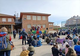 Más de 300 niños disfrutan del Circo de los Derechos en Villamuriel (Palencia)