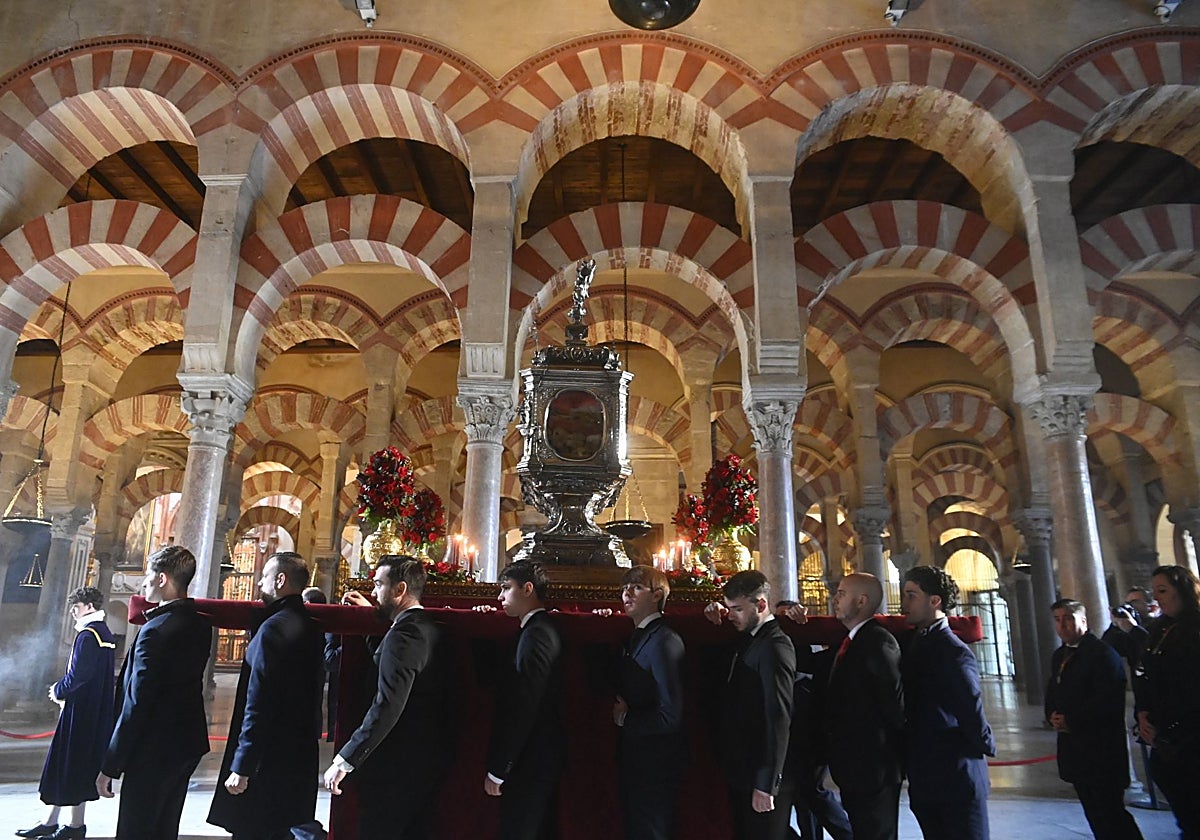 La urna de plata con las reliquias de los Santos Mártires, llevada en andas en el interior de la Catedral, este domingo