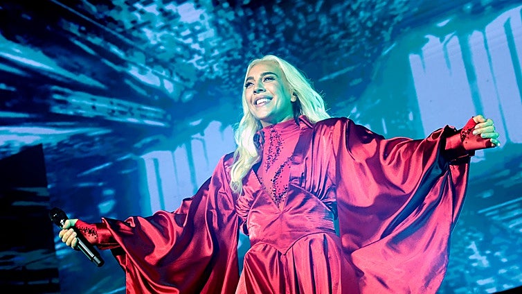 Mónica Naranjo repasa sus grandes hits en un emocionante concierto en Roig Arena