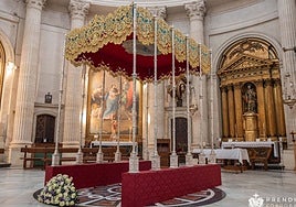El palio de la Virgen de la Piedad de Córdoba ya espera el Martes Santo con las bambalinas exteriores bordadas en oro