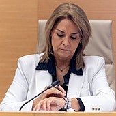 La vicepresidenta de la Comunidad Valenciana, Susana Camarero, mira su reloj durante la comisión de investigación del Congreso por la dana