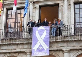 Sólo el PP acude al acto de colocación del lazo blanco contra la violencia machista en el balcón del  Ayuntamiento de Toledo