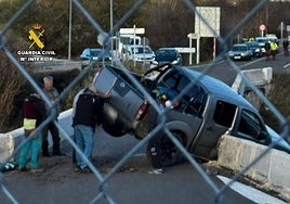 Tiene un accidente, huye robando el coche de la persona que le ayudó y se vuelve a accidentar