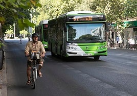 Un autobús de Aucorsa provoca un accidente en las Ollerías al chocar con un coche y una moto