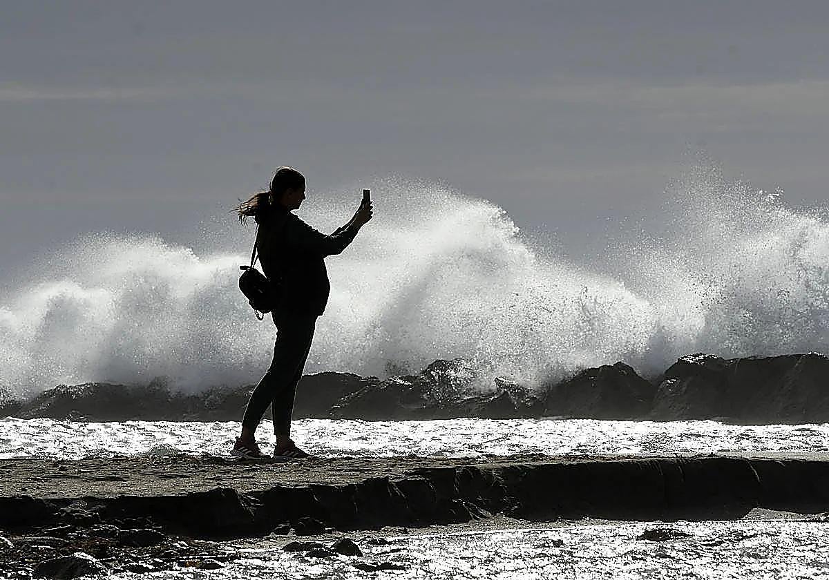 Fuerte oleaje en la costa almeriense