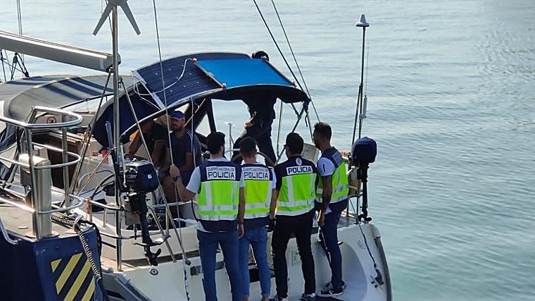 National Police agents intercept a sailboat containing a quantity of cocaine