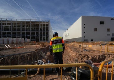 Un obrero, en un terreno en obras y construcción, durante una visita a la gigafactoría PowerCo