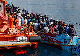 Rescatados 260 inmigrantes de dos cayucos en El Hierro, con más de 50 menores a bordo