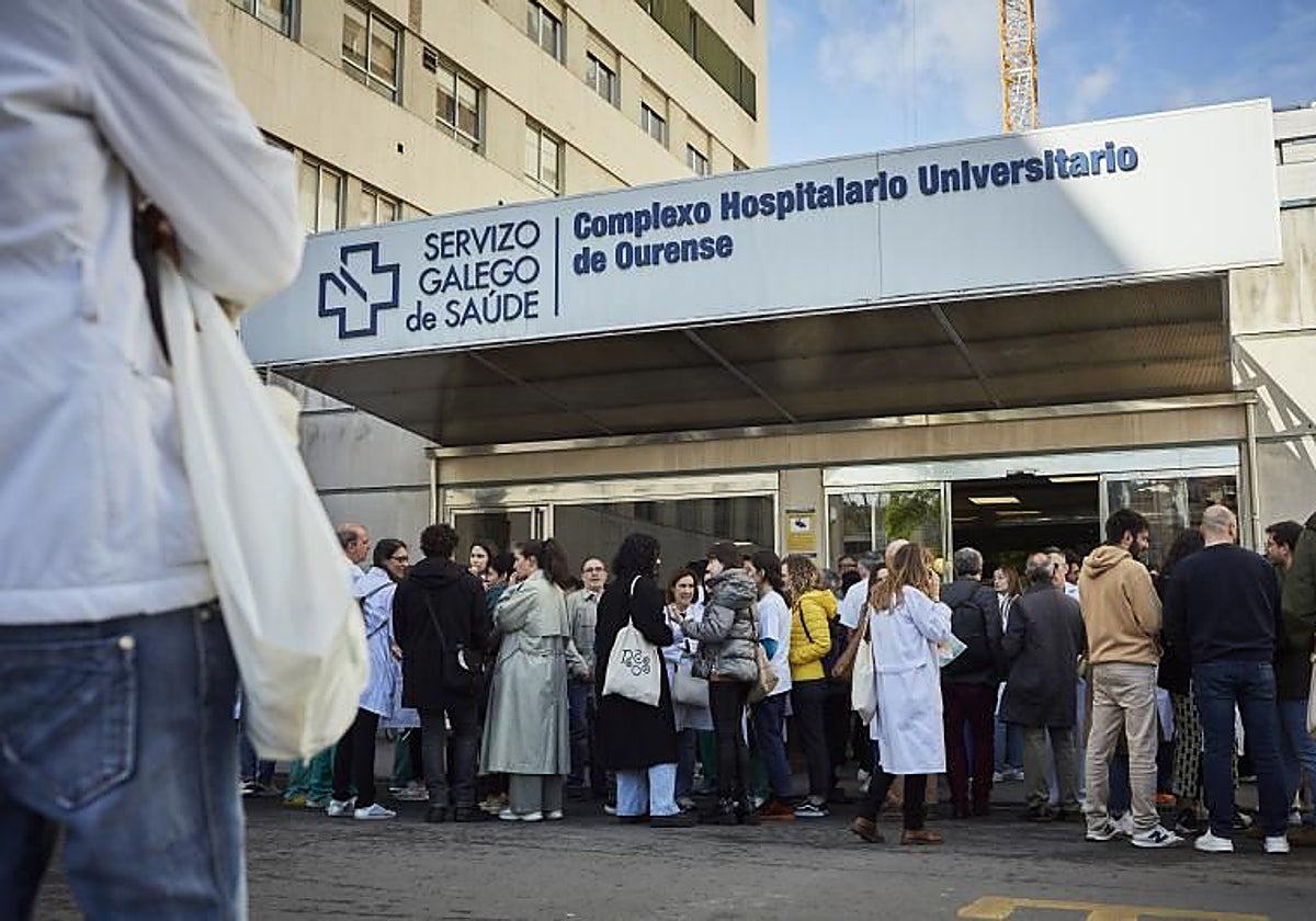 Concentración ante el Hospital de Orense durante una huelga de médicos en 2023