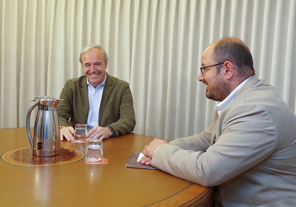 Junio de 2023: el líder del PP, durante la reunión con el presidente del PAR, Alberto Izquierdo
