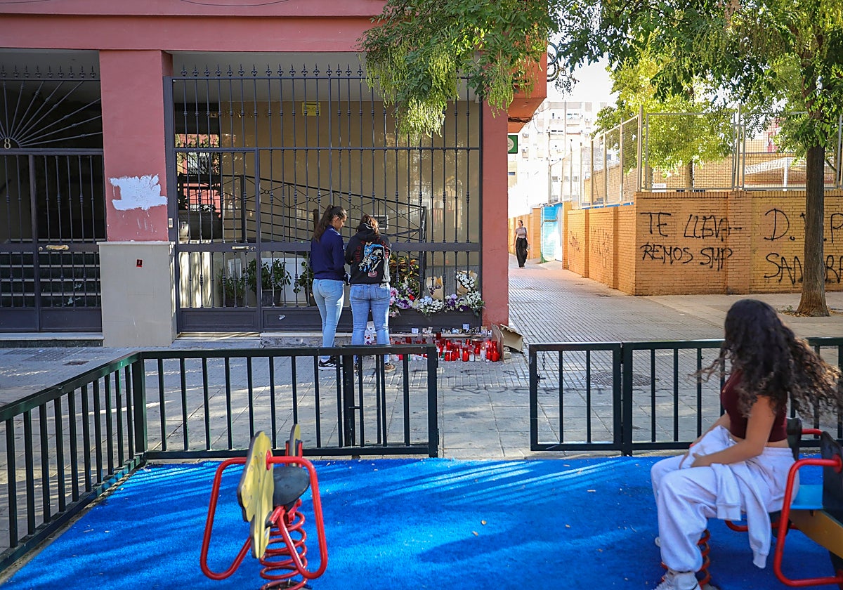 Familias y vecinos se concentran en recuerdo de Sandra Peña, menor que se suicidó por presunto acoso escolar este otoño en Sevilla