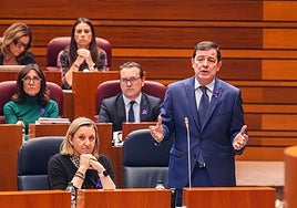 Mañueco pide unidad en la lucha contra la violencia de género y el PSOE le llama «machista y bárbaro»