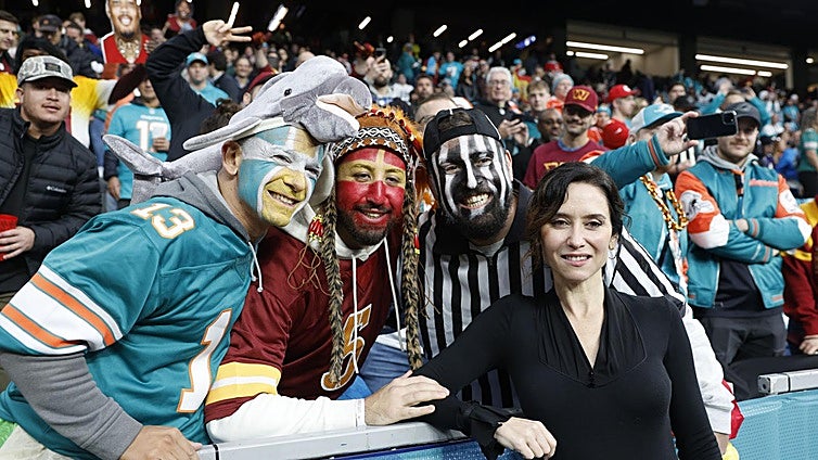 Ayuso afirma que la NFL «muy seguramente» vuelva a Madrid en 2026 tras el éxito del Bernabéu