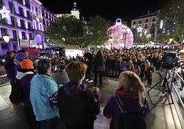 Sonó la bola de Navidad y se armó la marimorena en Toledo en la marcha del 25N: «¡No nos callan, no nos callan!»
