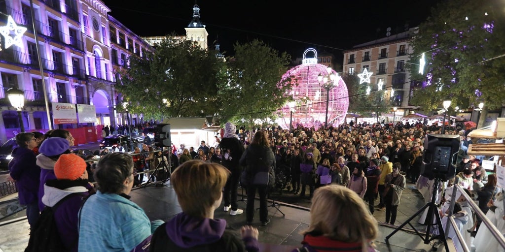 Sonó la bola de Navidad y se armó la marimorena en Toledo en la marcha del 25N: «¡No nos callan, no nos callan!»