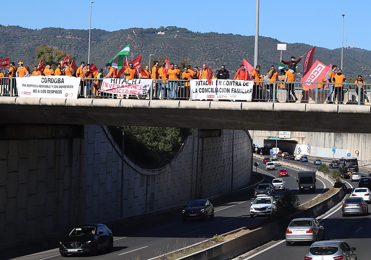 Trabajadores de Hitacho sobre el puente de los Omeyas en la Ronda de Poniente