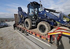Excavadoras de la Policía peinan una finca en busca de droga y pruebas en otro golpe al narcotráfico en Galicia