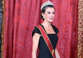 La Reina brilla con la histórica tiara Cartier y los pendientes de chatones en la cena de gala con Alemania
