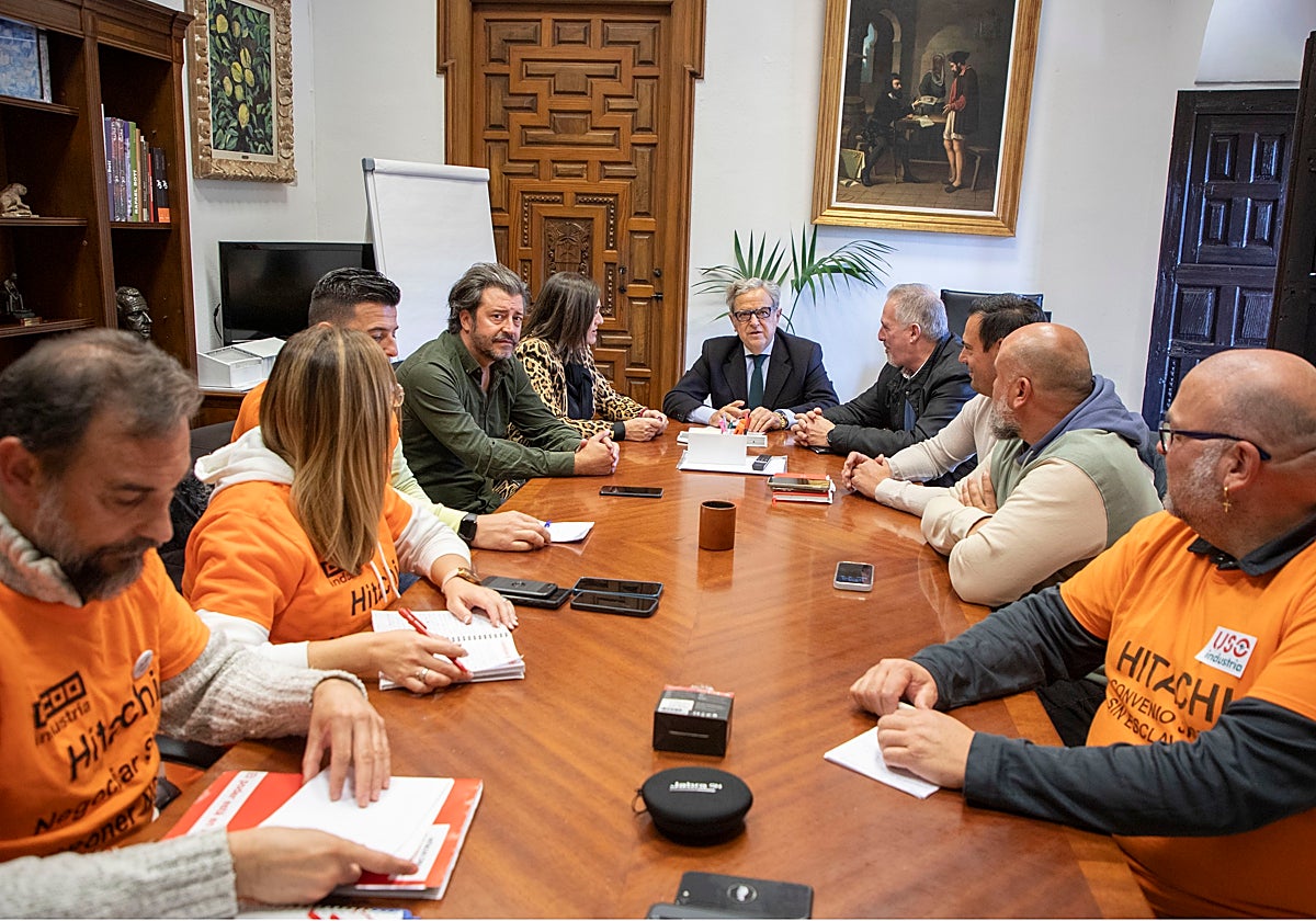 Salvador Fuentes con los miembros del comité de empresa de Hitachi