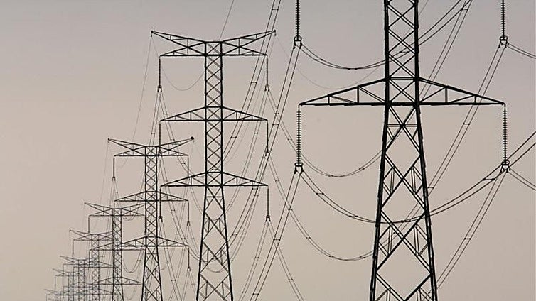 Endesa invierte 80.000 euros para reforzar la red de media tensión en Almodóvar del Río