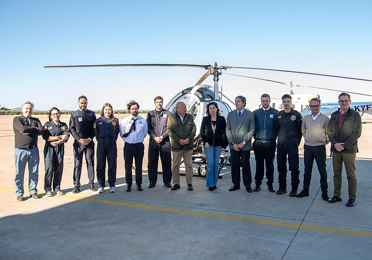 Acto de entrega de becas en el aeródromo Sebastián Almagro
