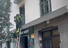 Un incendio en un piso en la calle Fuencarral deja diez intoxicados, dos de ellos trasladados al hospital