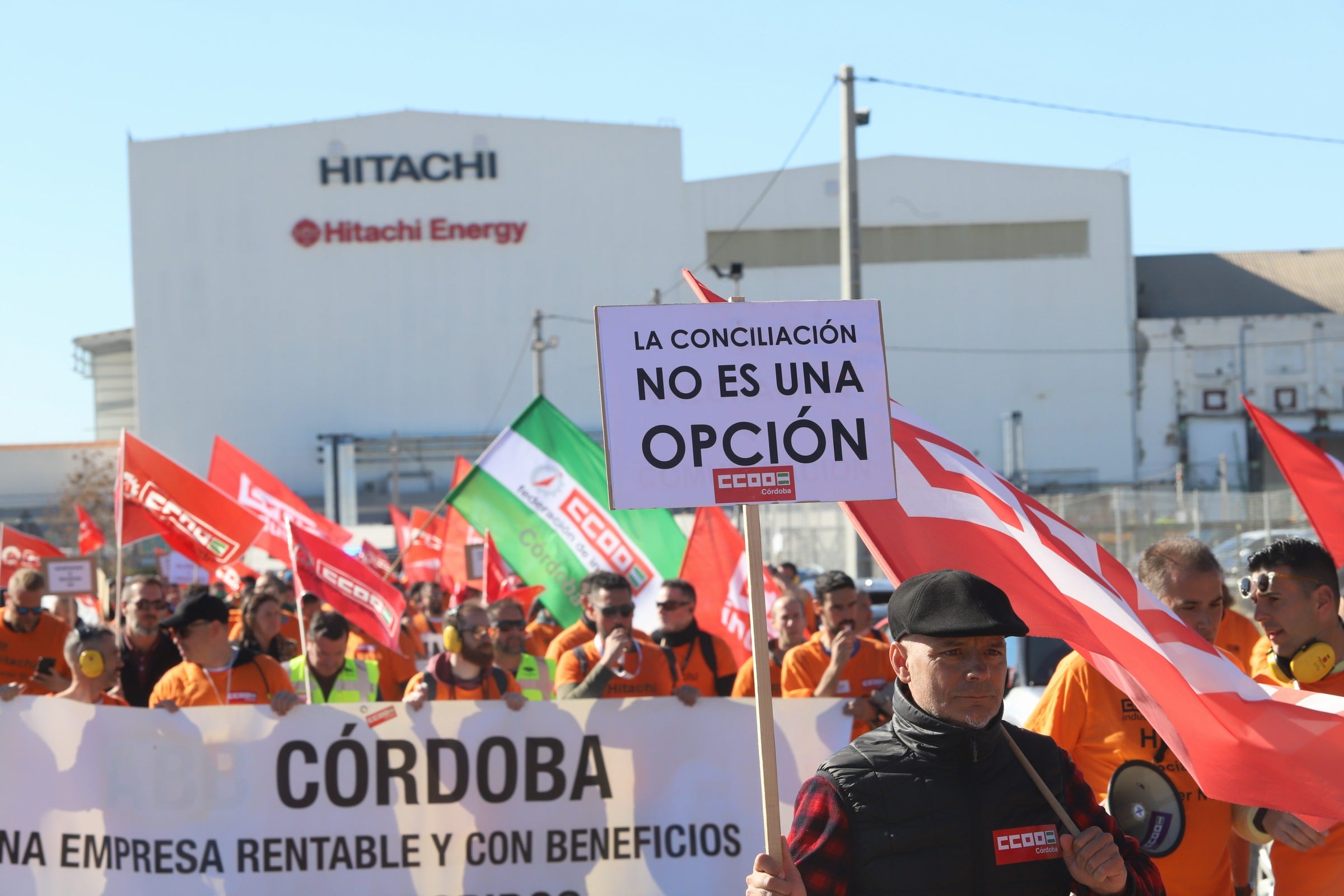 La nueva protesta de la plantilla de Hitachi en Córdoba, en imágenes