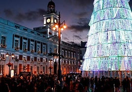 La Puerta del Sol adornada por Navidad