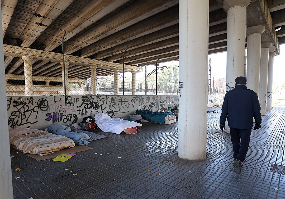 Personas en la calle, durmiendo bajo el puente en Córdoba