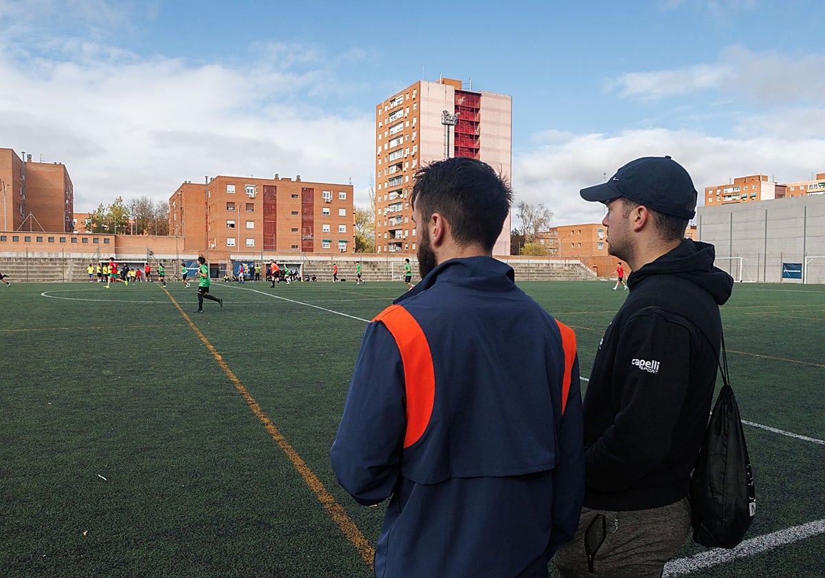 Los ojeadores viendo a los jóvenes jugar al fútbol durante la primera jornada de la competición