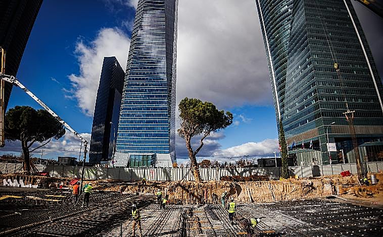 Imagen principal - En las entrañas de la Castellana: cómo soterrar el norte sin cortar suministros a Las Cuatro Torres y La Paz ni árboles centenarios