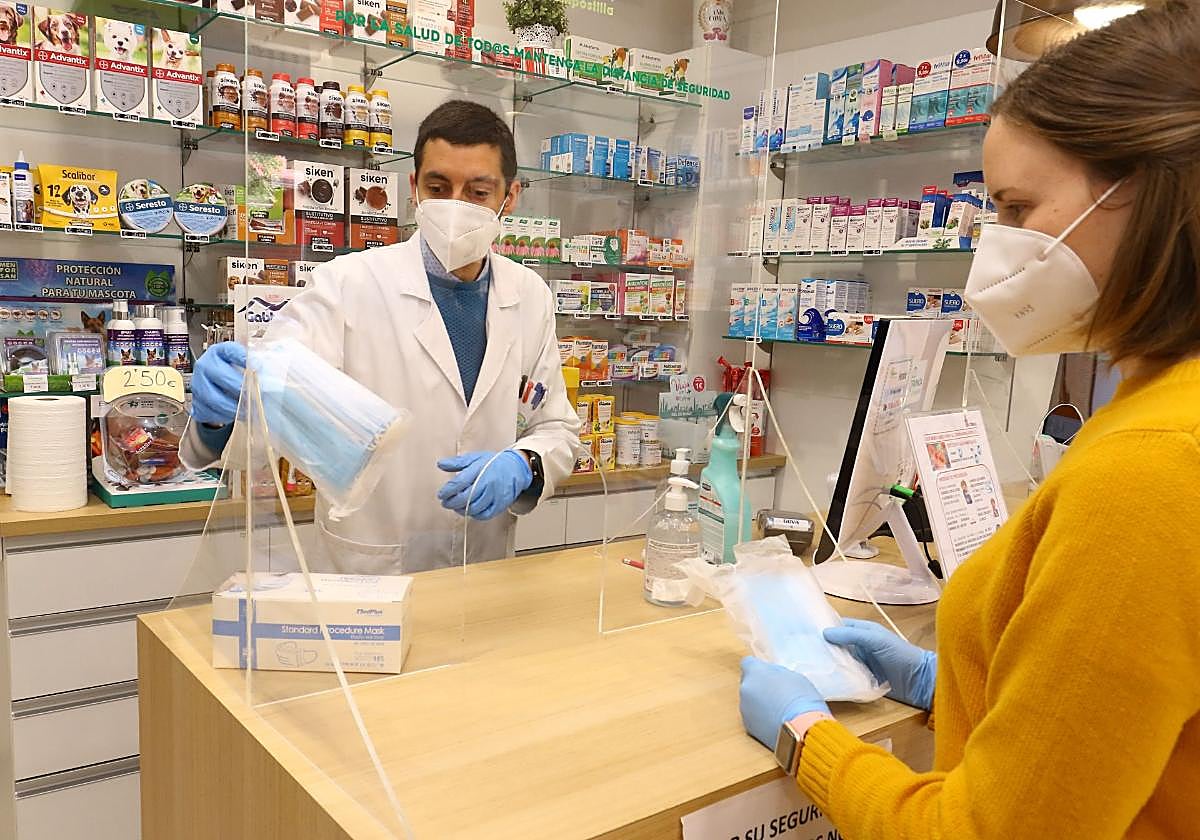 Venta de mascarillas en una farmacia, en una imagen de archivo