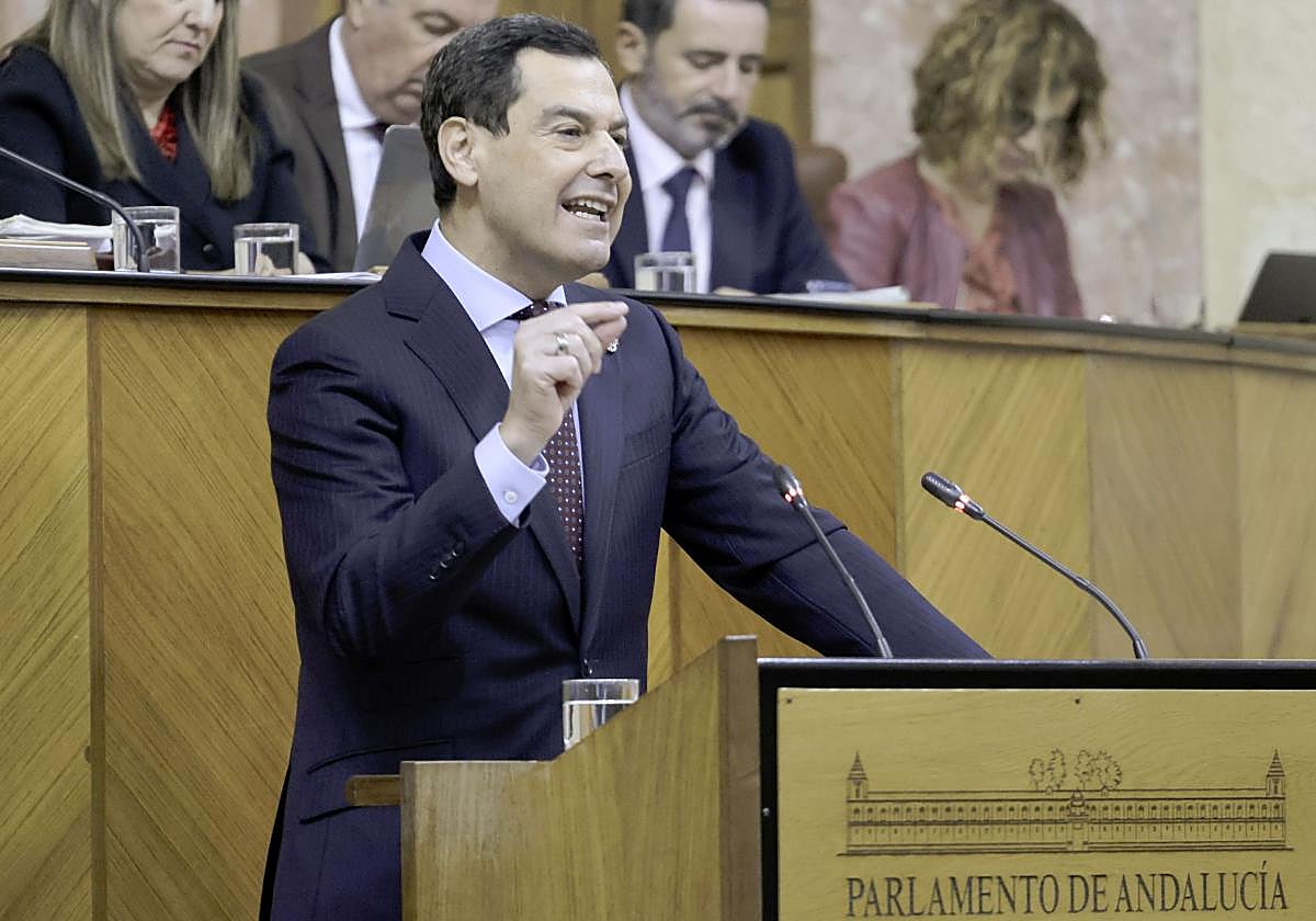 El presidente de la Junta de Andalucía, Juanma Moreno, durante su intervención en el debate de la Comunidad