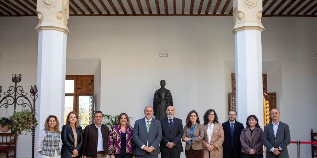 CCOO y UGT consideran necesarias movilizaciones ante la negociación colectiva y Cecam respeta pero no las comparte