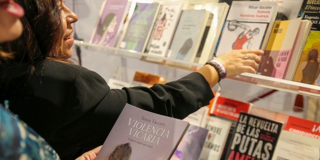 La Delegación del Gobierno estrena en Toledo su  Biblioteca Violeta : 50 libros contra la violencia machista