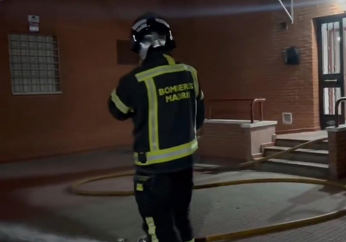 Un bombero trabajando en la extinción del incendio en una vivienda en Villaverde