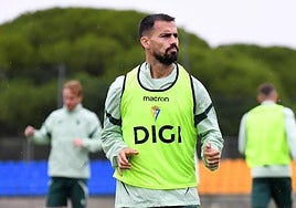 El Cádiz llega a El Arcángel con bajas sensibles y dudas en su trayectoria