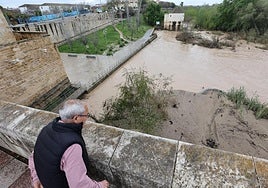 La Confederación Hidrográfica del Guadalquivir ahoga al Ayuntamiento de Córdoba con centenares de multas por vertidos de particulares al río