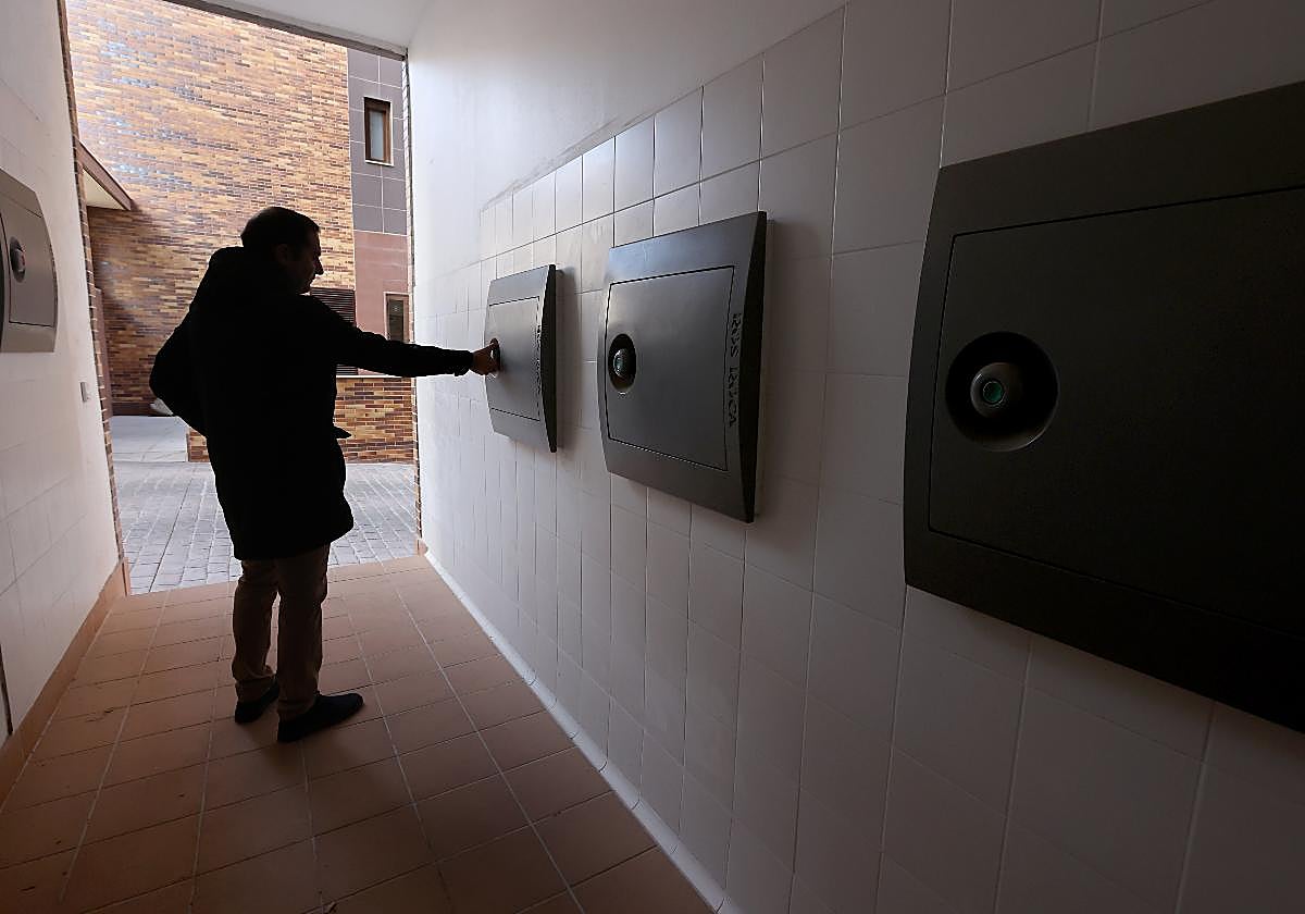 Depósitos de recogida neumática en un edificio de Poniente