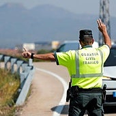Los restos de cocaína en la nariz delatan en un control a un conductor con droga oculta en su coche