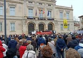 Más de 1.300 personas protestan en Palencia contra las obras del AVE a Cantabria