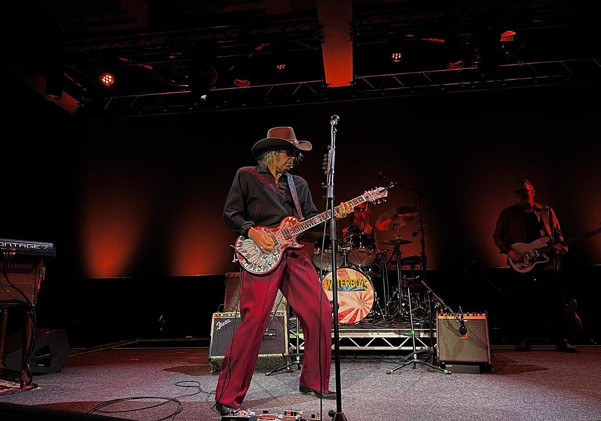 The Waterboys deslumbra en el Roig Arena de Valencia