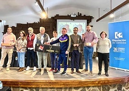 Los Pedroches premia a 'la bellota más grande' de la comarca: pesa casi 35 gramos y es de El Viso