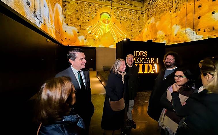 Main photo - The Mayor of Córdoba, José María Bellido, visited the Orif Room with cultural officials and curators