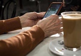 El Supremo agrava la condena a una madre por difundir una llamada privada del padre de sus hijos menores en un chat escolar