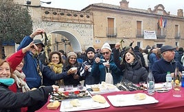 La X Jornada de la Cebolleta, «calçot manchego», se impuso a la lluvia en Consuegra