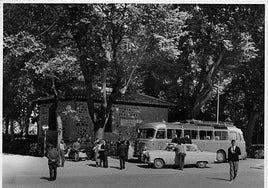 Caseta de la Oficina Municipal de Turismo abierta en 1960 en el paseo de Merchán. Fondo Rodríguez