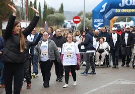 En las imágenes, deportistas y participantes en esta cita solidaria